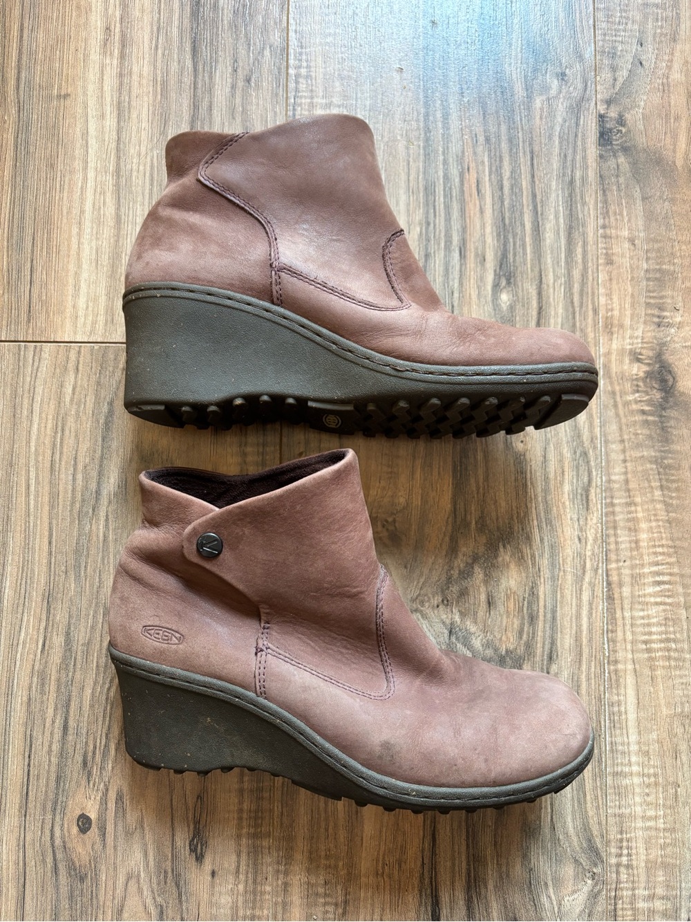 KEEN Akita Leather Wedge Snap Ankle Booties Comfort Shoes Brown / Taupe 8.5